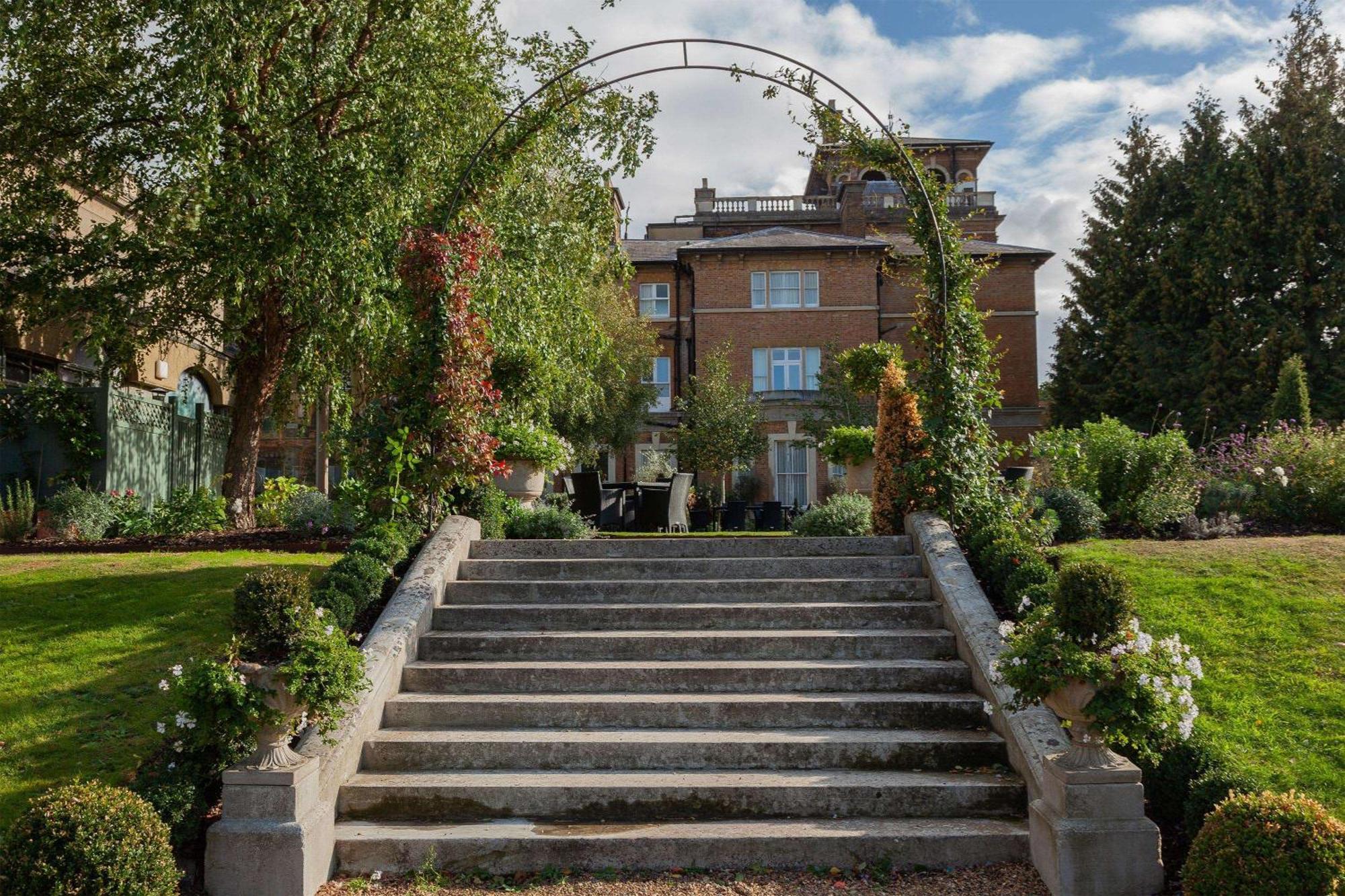 Oatlands Park Hotel Weybridge Eksteriør bilde